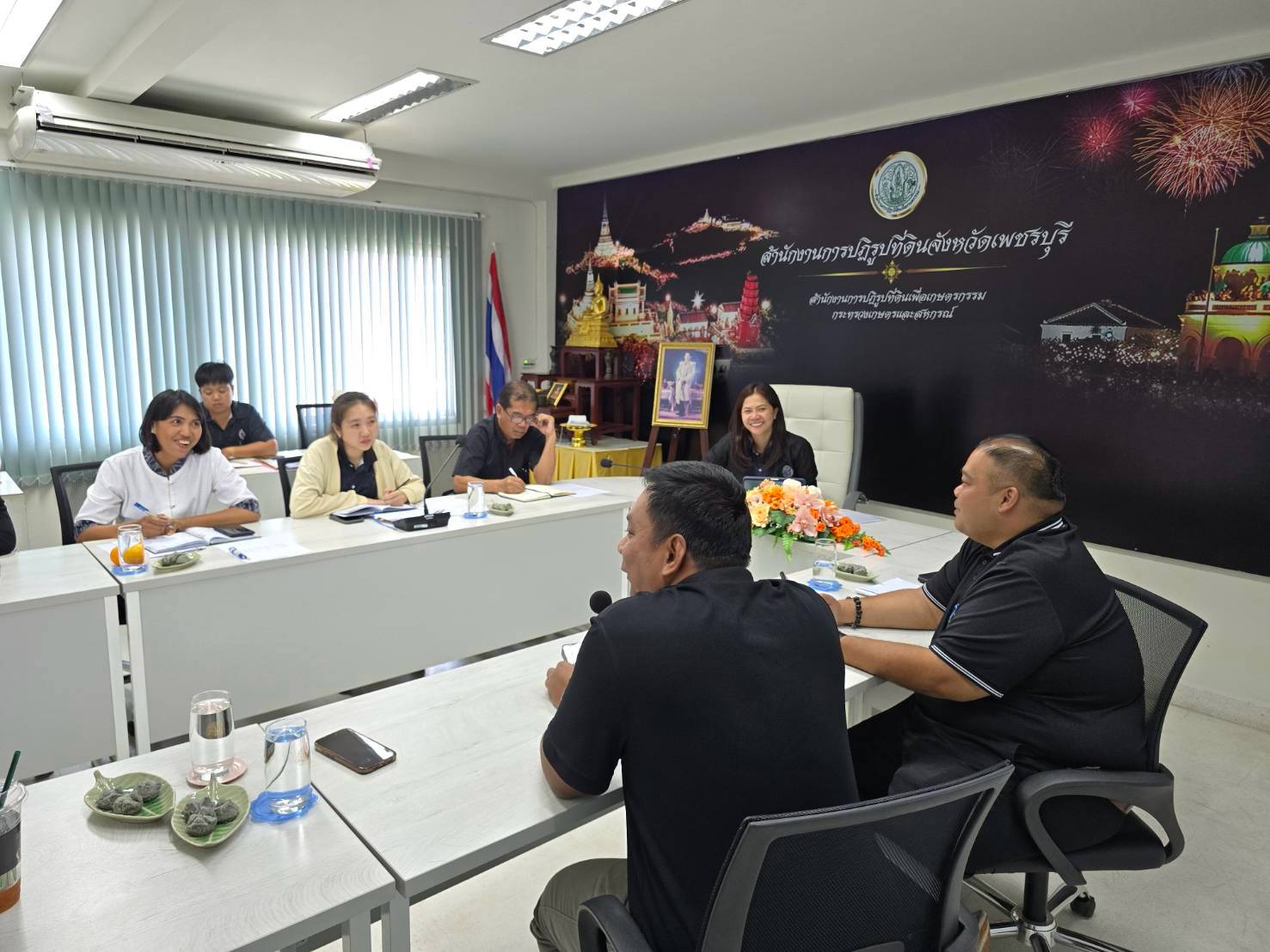 title - ปฏิรูปที่ดินจังหวัดเพชรบุรี พร้อมด้วย เจ้าหน้าที่ ส.ป.ก.เพชรบุรี ประชุมสรุปผลการติดตามแนวทางการแก้ไขปัญหาโครงการแก้ไขปัญหาที่ดินทำกินของเกษตรกรสภาประชาชน 4 ภาค ร่วมกับเจ้าหน้าที่ 3 สำนักของสำนักงานการปฏิรูปที่ดินเพื่ือเกษตรกรรม ได้แก่ สำนักกฎหมาย สำนักจัดการปฏิรูปที่ดิน และสำนักจัดการแผนที่และสารบบที่ดิน